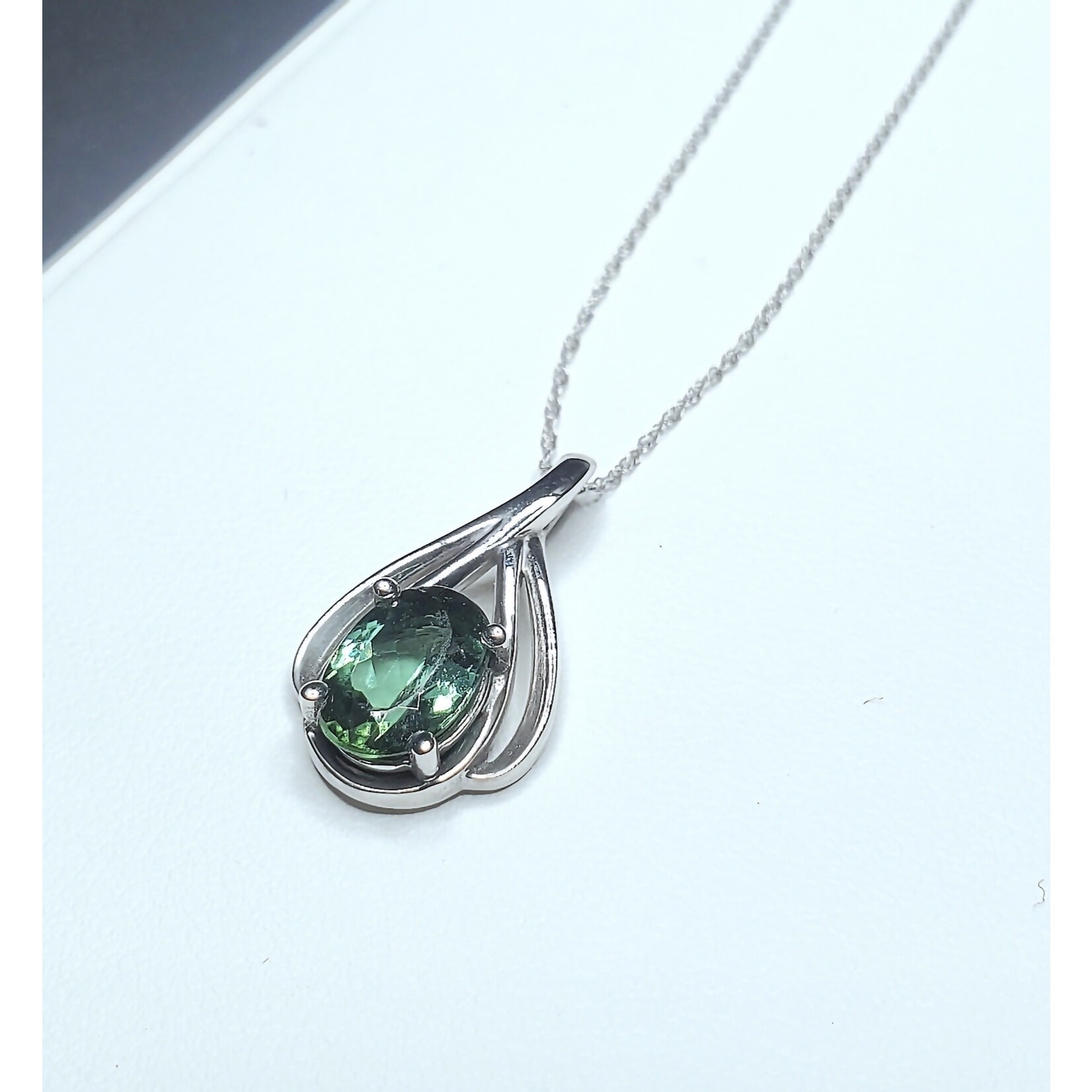 14 Karat White Gold 2.03 Carat Natural Green Tourmaline Necklace