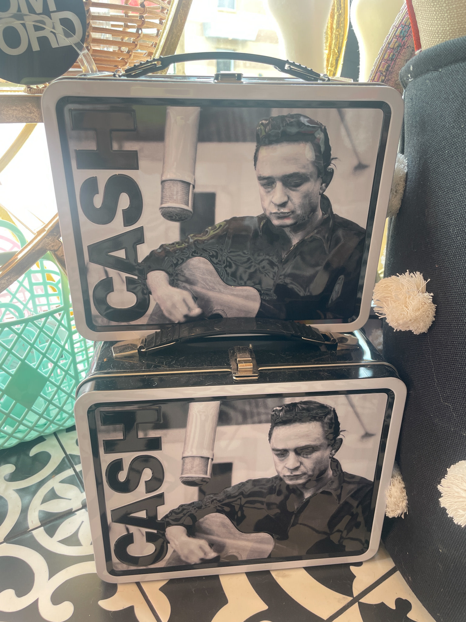 https://cdn.shoplightspeed.com/shops/663688/files/49196148/nmr-johnny-cash-fun-box.jpg