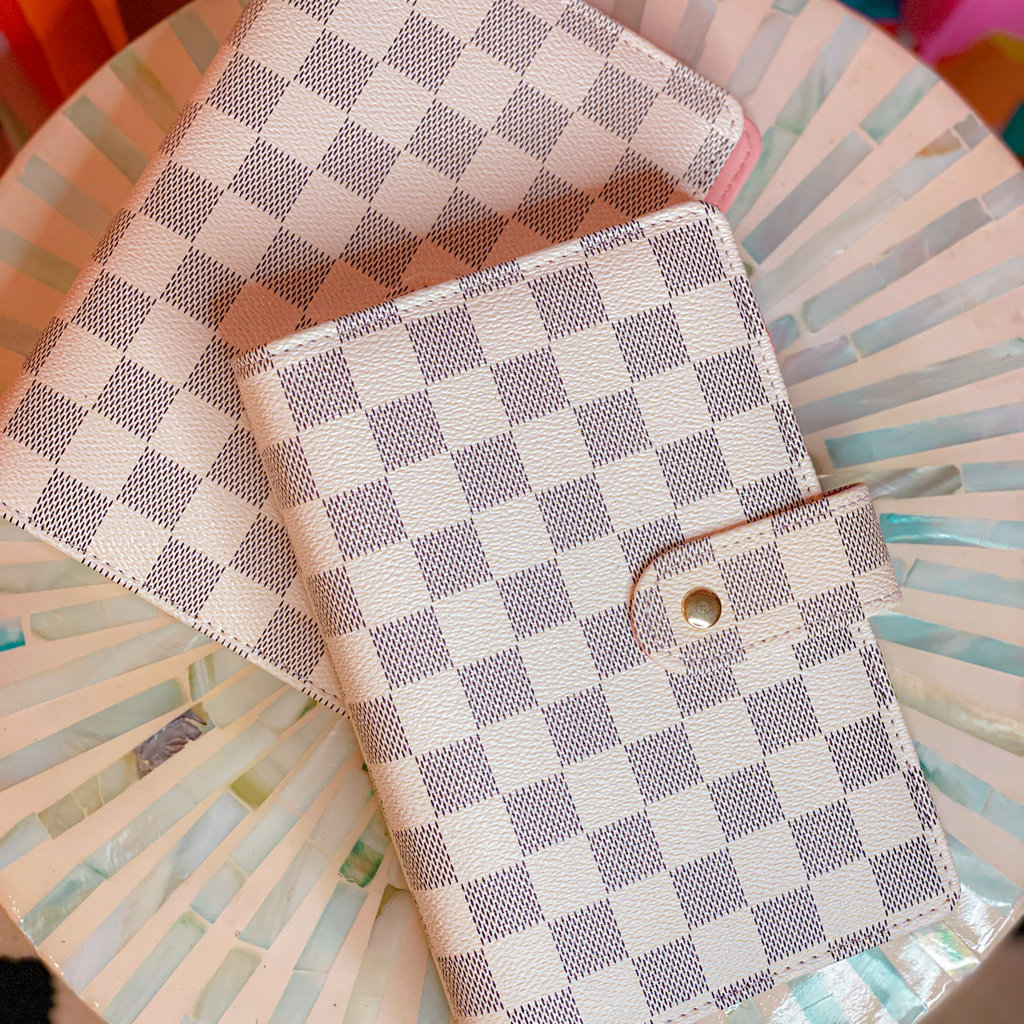 https://cdn.shoplightspeed.com/shops/663688/files/52069524/1024x1024x1/jazzy-pink-checkered-planner-agenda-white.jpg