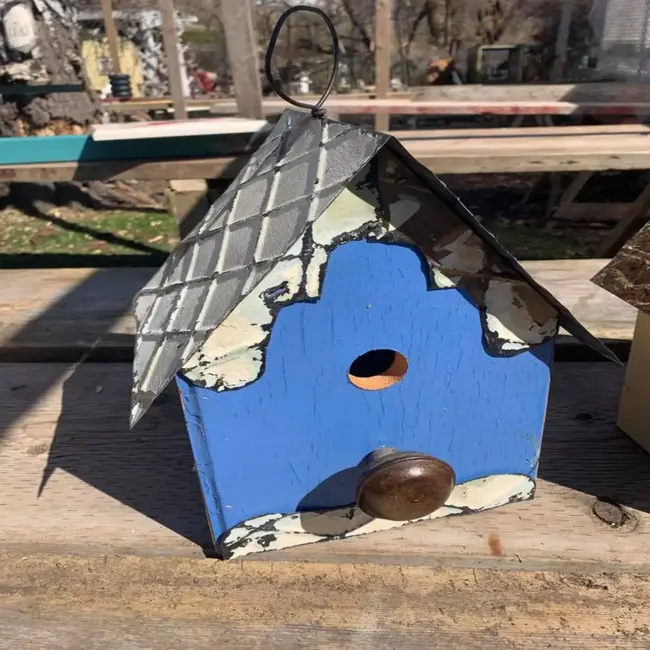 Knob Scalloped Birdhouse