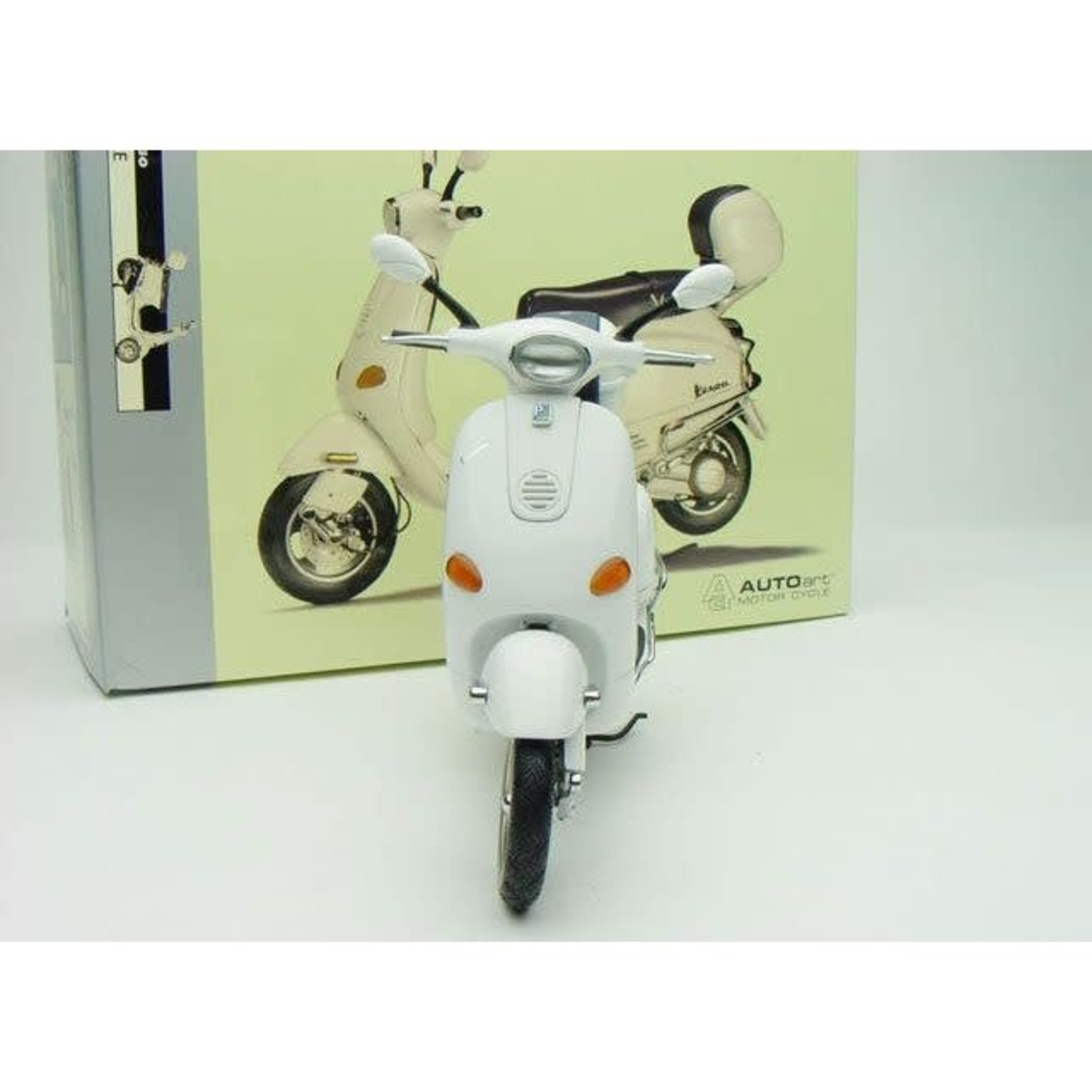 AUTOART 1/12 PIAGGIO VESPA ET4 150 BEIGE