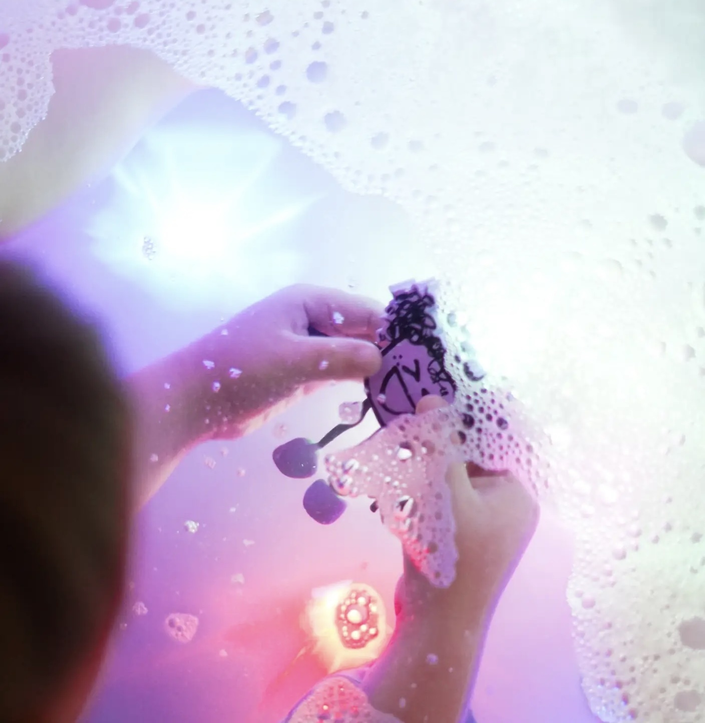 Glo Pals Lumi-Personnage avec 2 cubes lumineux activés par l'eau