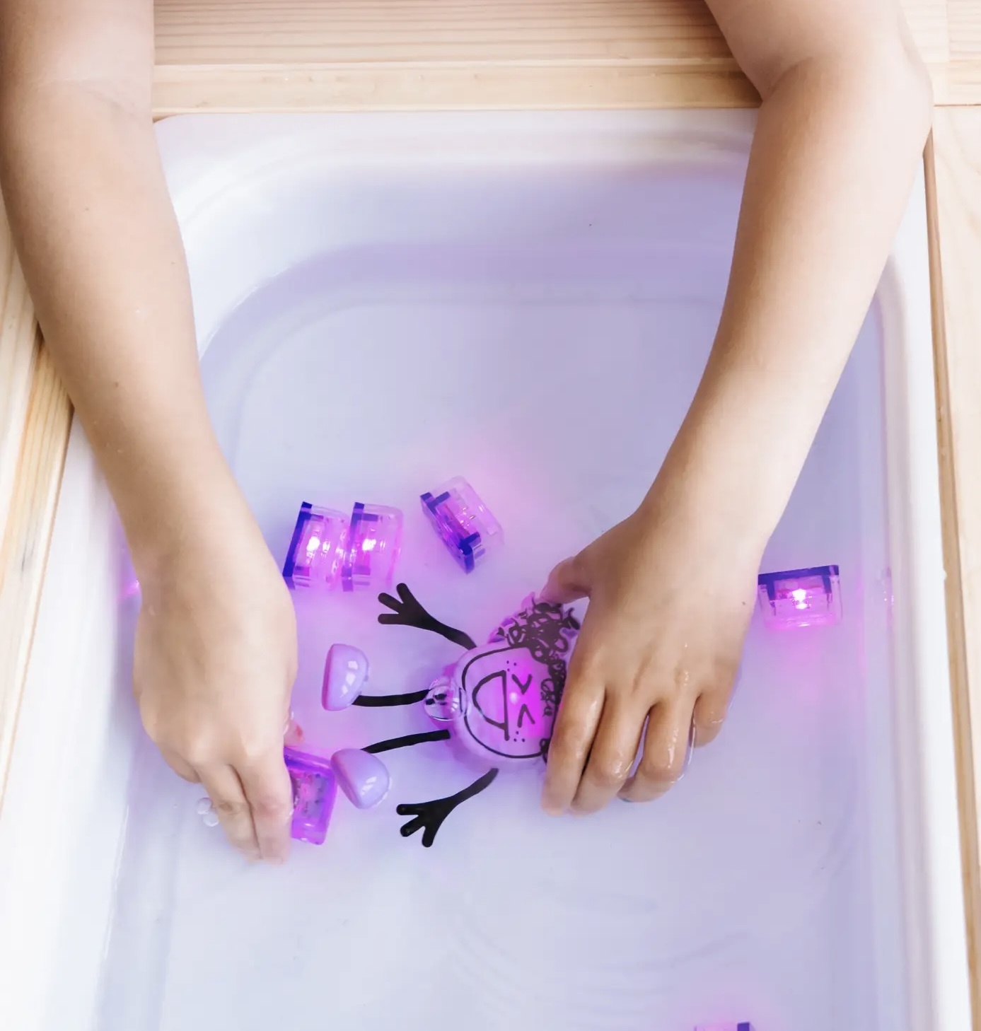 Glo Pals Lumi-Personnage avec 2 cubes lumineux activés par l'eau