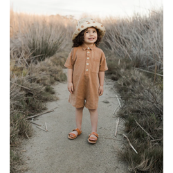 Rylee + Cru Romper avec boutons au col - Camel