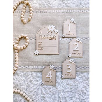 Claire & Bella co. Pastille de bois 12 mois + Hello world (Daisy-blanc)