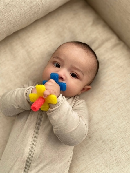 Itzy Ritzy Teensy tubes - Silicone teething chew tube - Rainbow