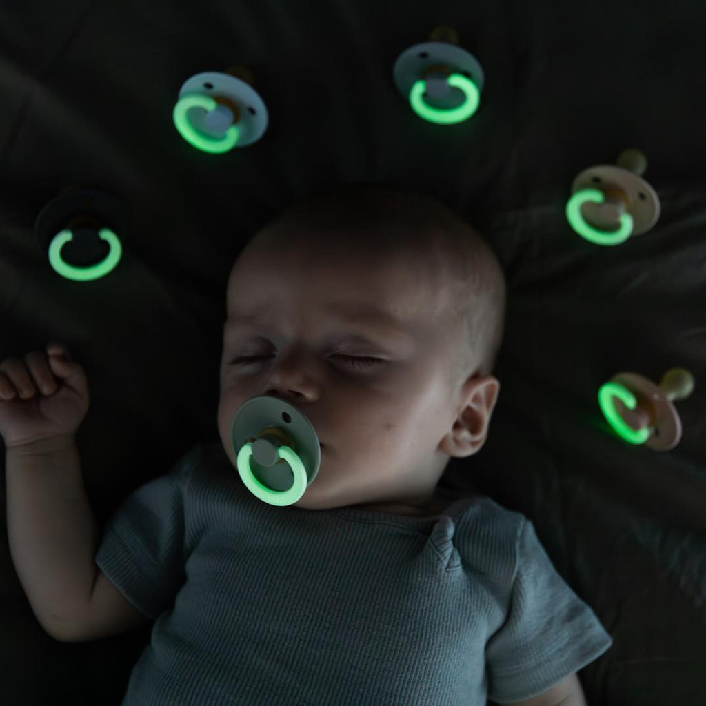 Bibs Set of 2 pacifiers latex - Hush / Grape - ''Glow in the dark'' 6-18m