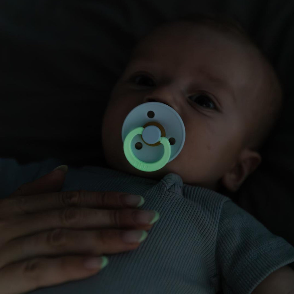 Bibs Set of 2 pacifiers latex - Hush / Grape - ''Glow in the dark'' 6-18m