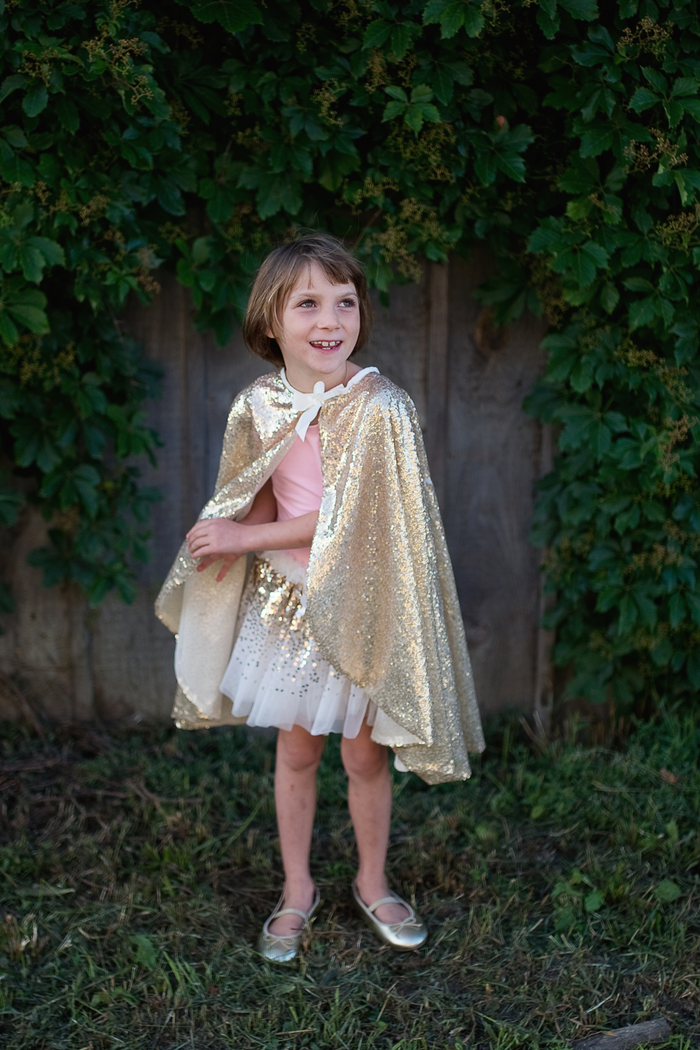 The great pretenders Cape sequin Or