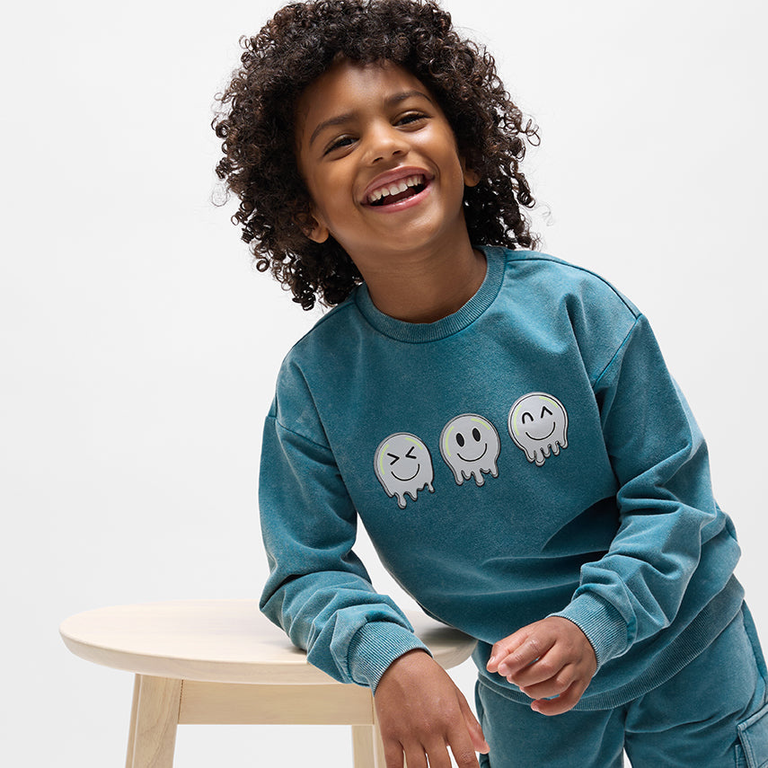 Miles the label Chandail en molleton délavé bleu à motif émoticônes