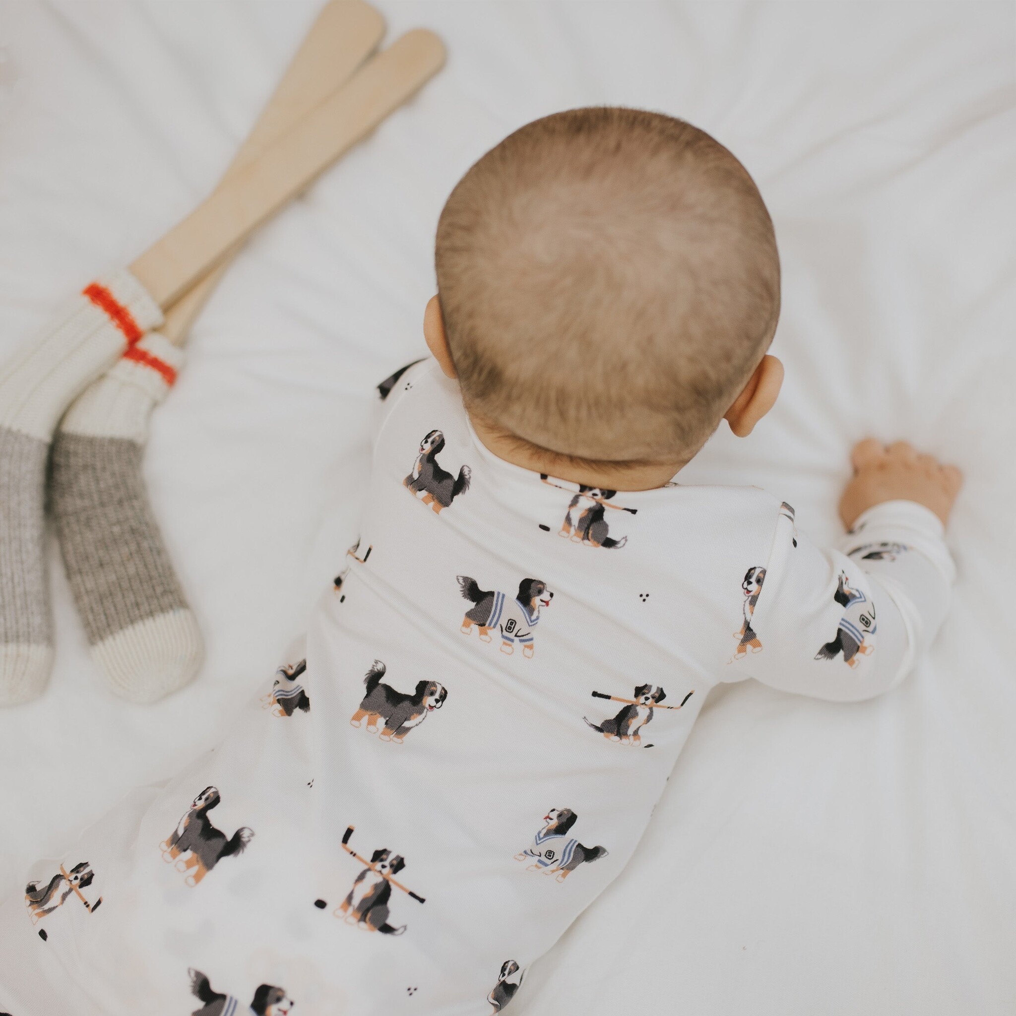 Petit Lem Dormeuse LunaKnit blanc cassé à imoprimé de Bouvier Bernois d'hockey