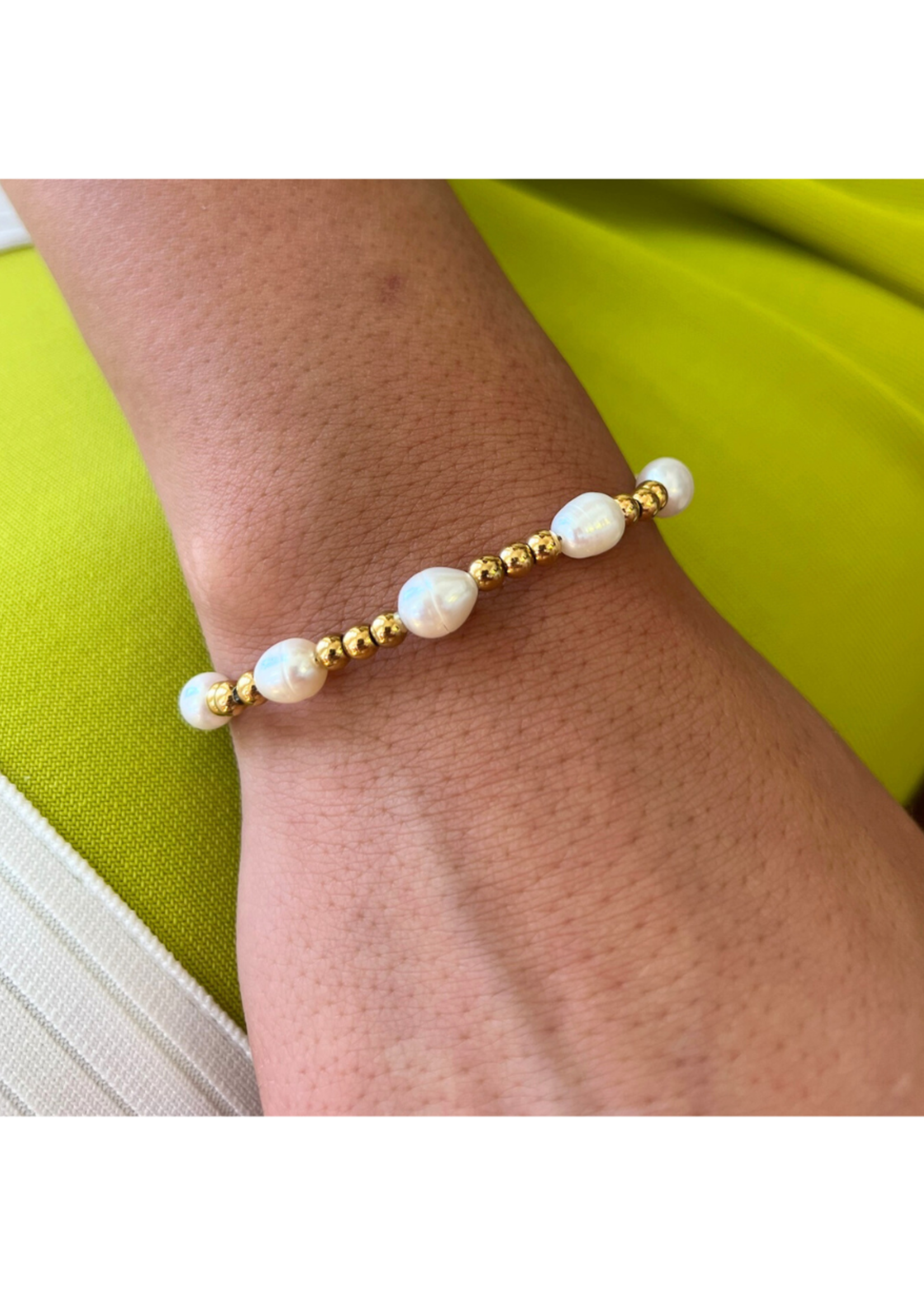 kiss me kate 4mm Gold Bead with Pearl Clasp Bracelet