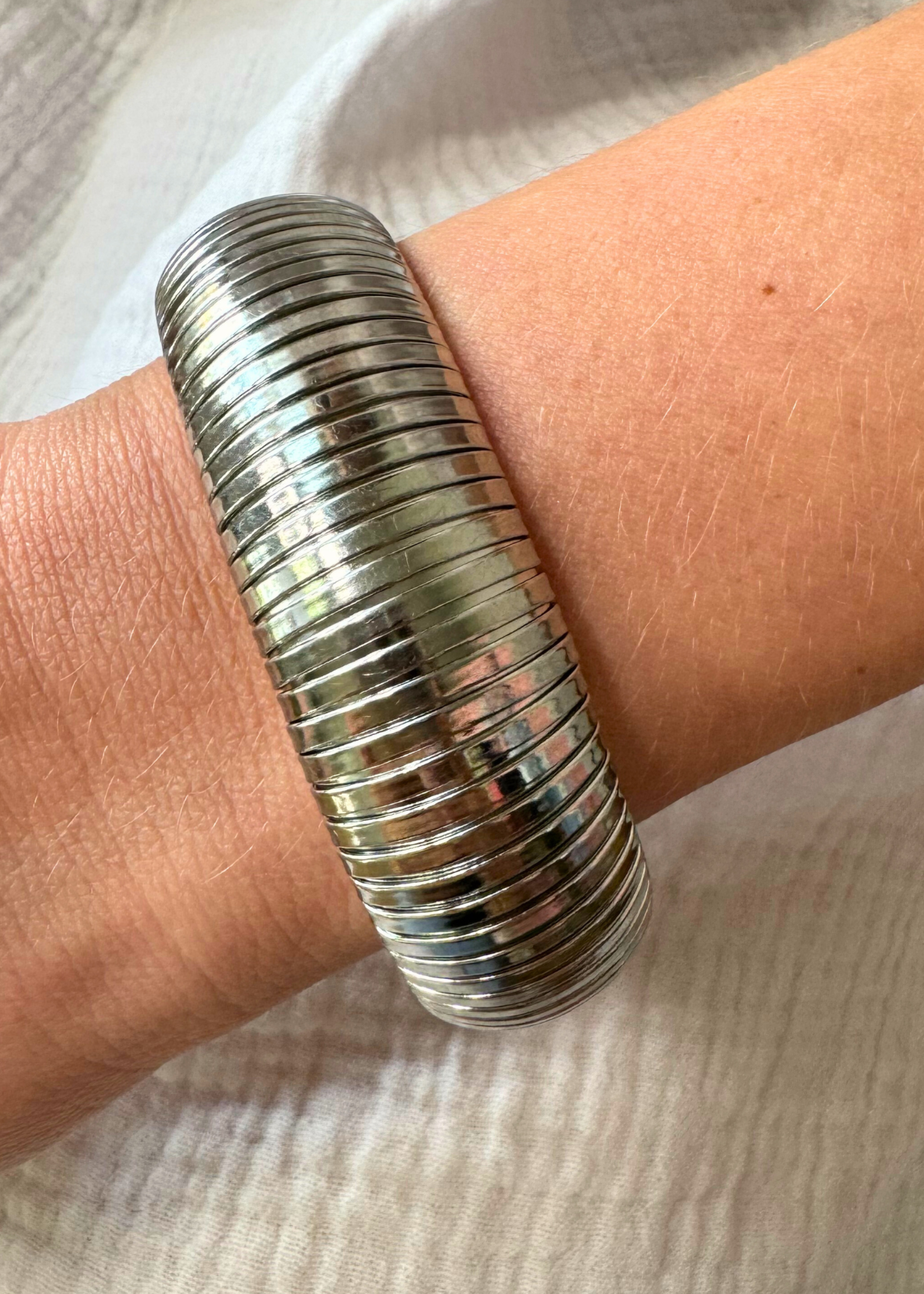 kiss me kate Denise- 20mm silver coil bangle