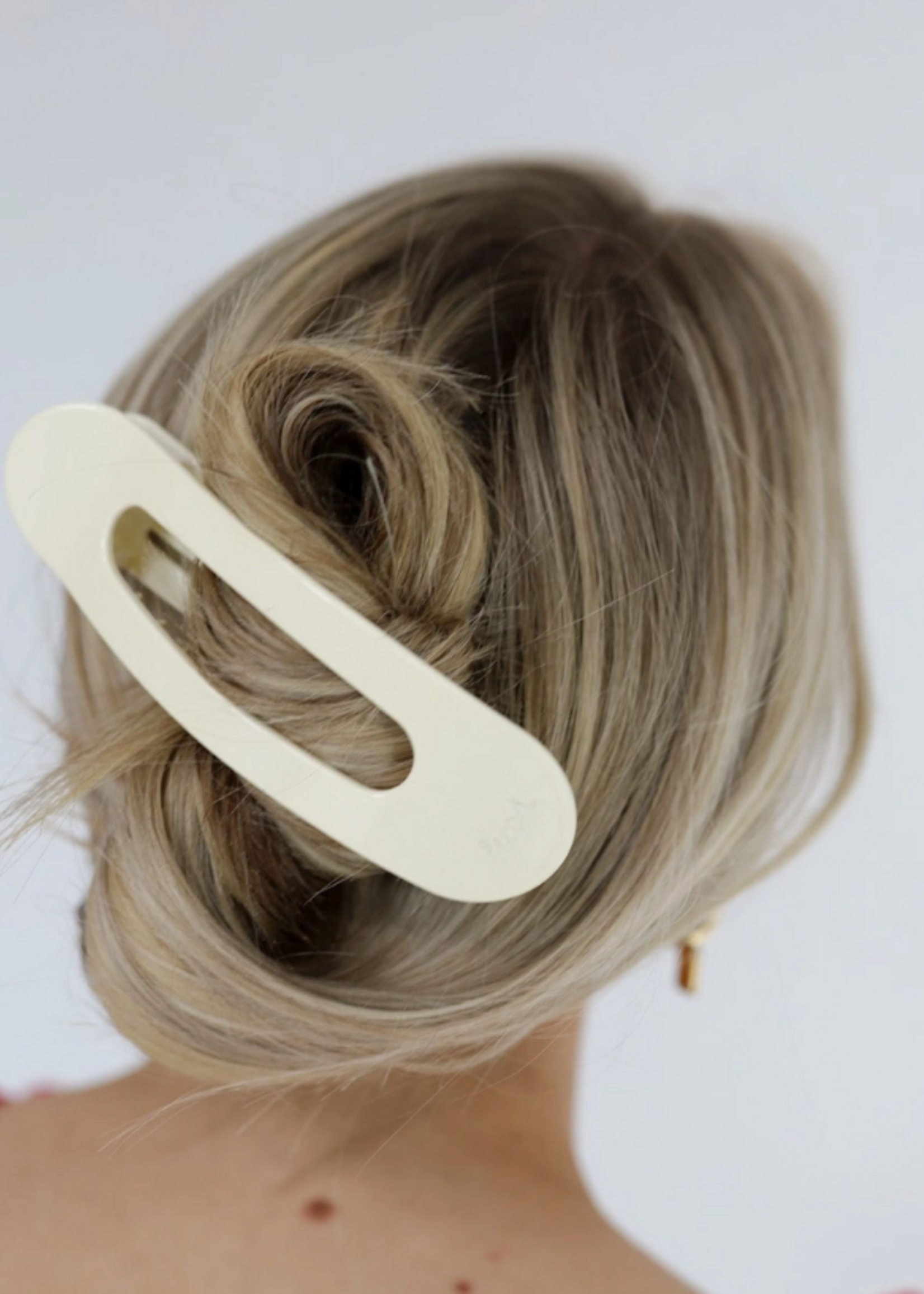 Kaxi Co Oversized Lay Down Claws MATTE CREAM