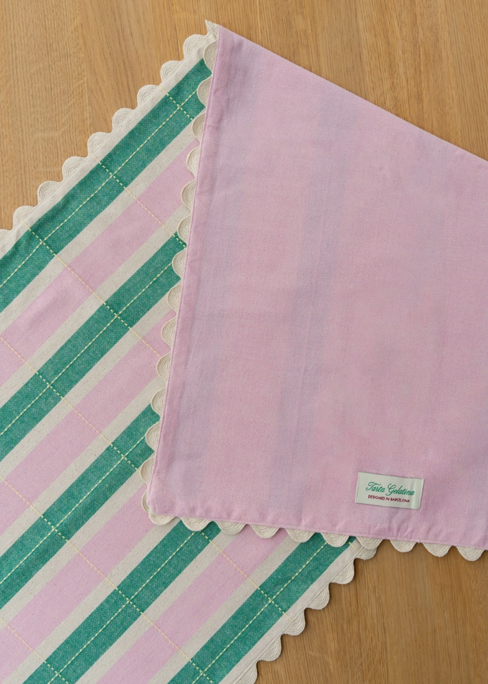 Tarta Gelatina Biscuit Table Runner - Green/Pink