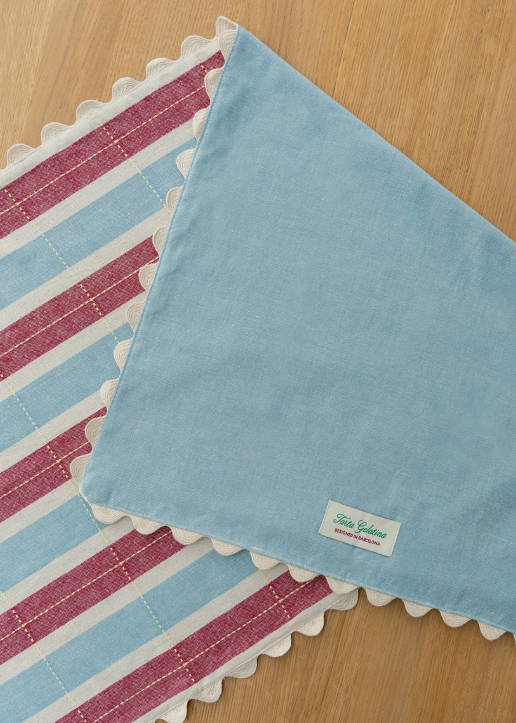 Tarta Gelatina Biscuit Table Runner - Red/Blue