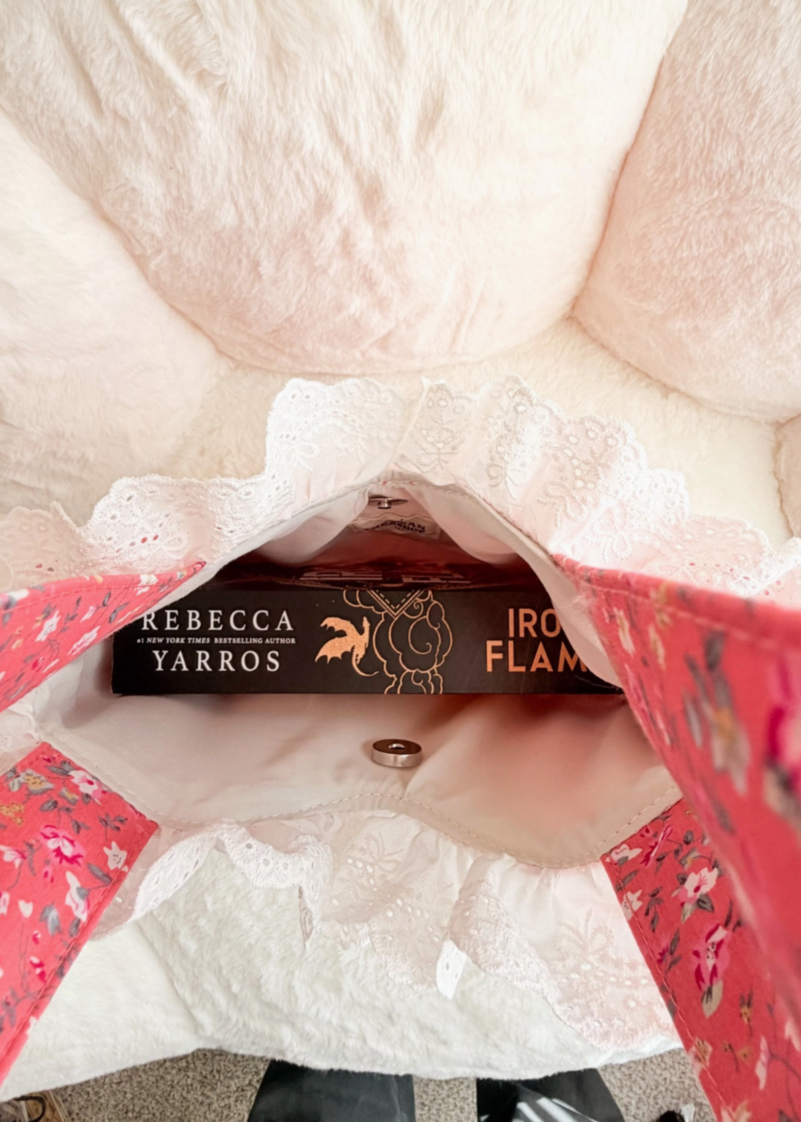 The Bean Workshop Romance Reader Quilted Bag Pink