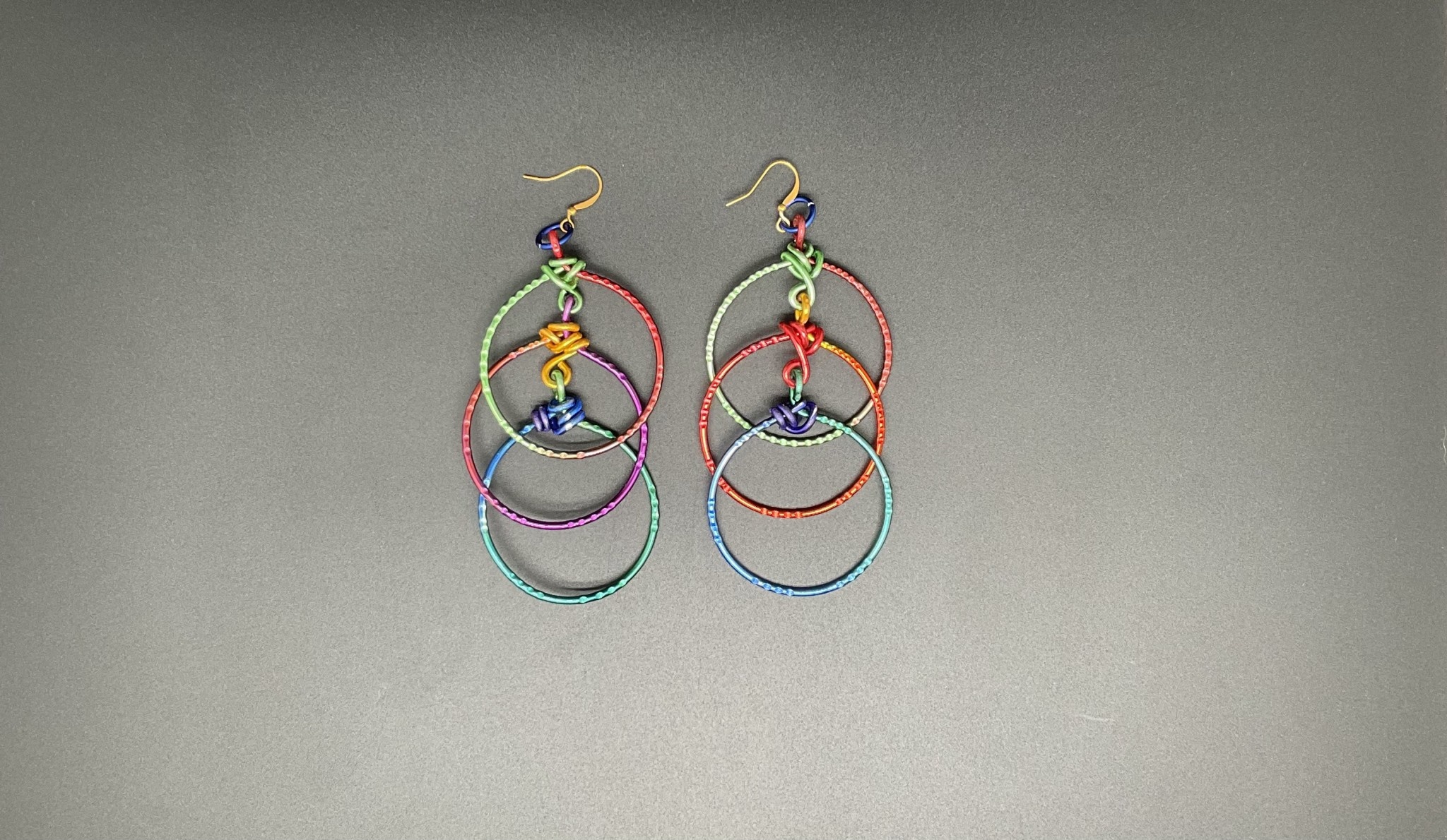 Colorful triple ring wire earrings