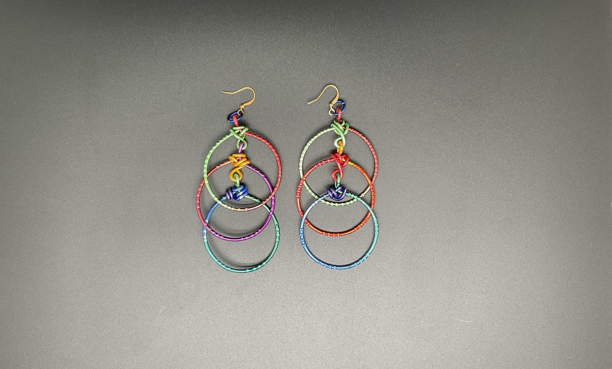 Colorful triple ring wire earrings