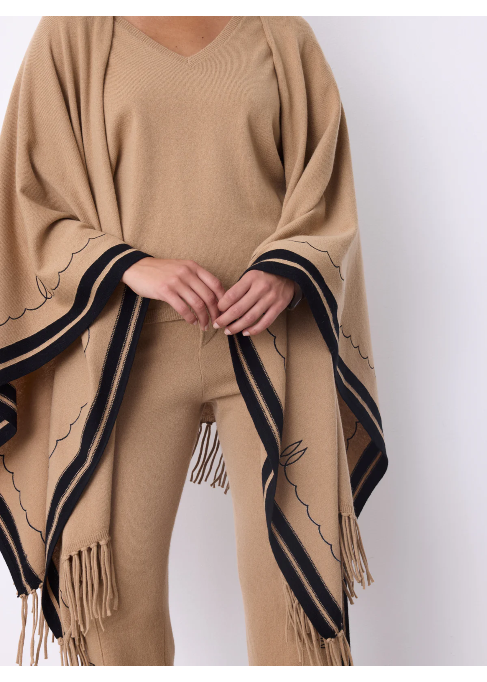 NOT SHY Cape 4703099