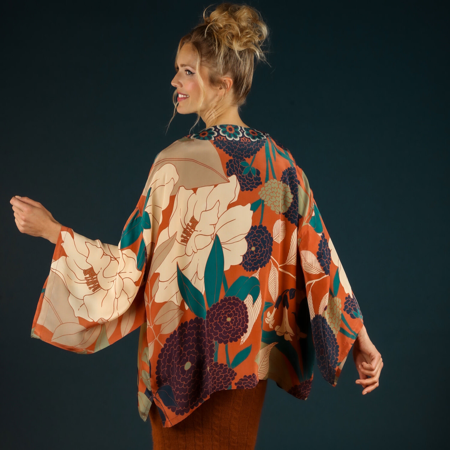 https://cdn.shoplightspeed.com/shops/665096/files/57581757/1500x4000x3/powder-design-luxe-winter-floral-kimono-jacket.jpg