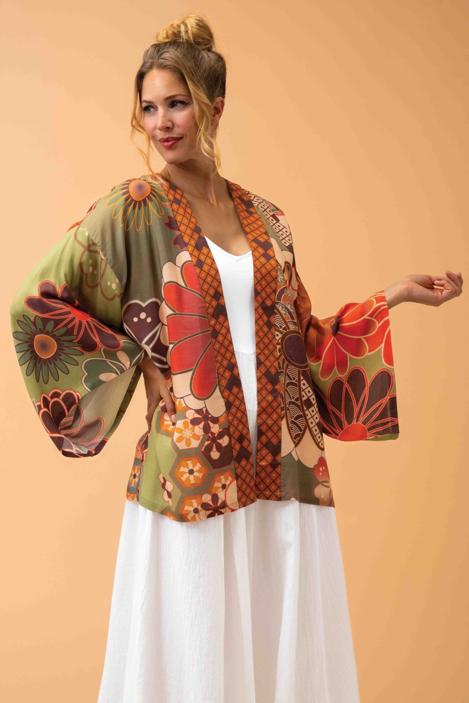 https://cdn.shoplightspeed.com/shops/665096/files/57581776/1500x4000x3/powder-design-70s-kaleidoscope-floral-kimono-jacke.jpg