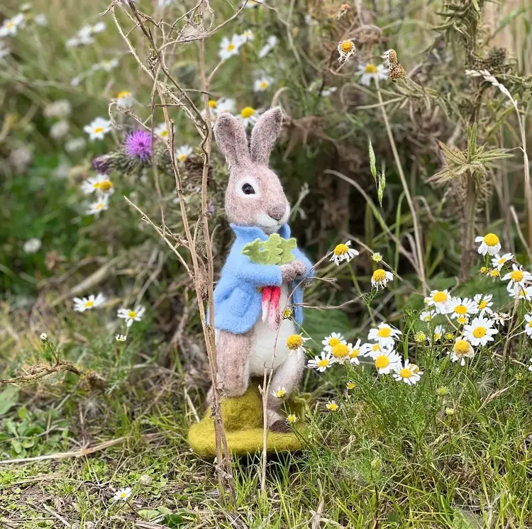 The Crafty Kit Company Beatrix Potter - Peter Rabbit and the Stolen Radishes Neede Felting Kit