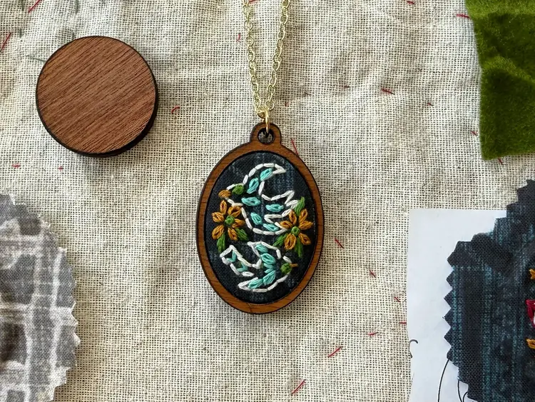 Rikrack Birds Embroidery Necklace Kit