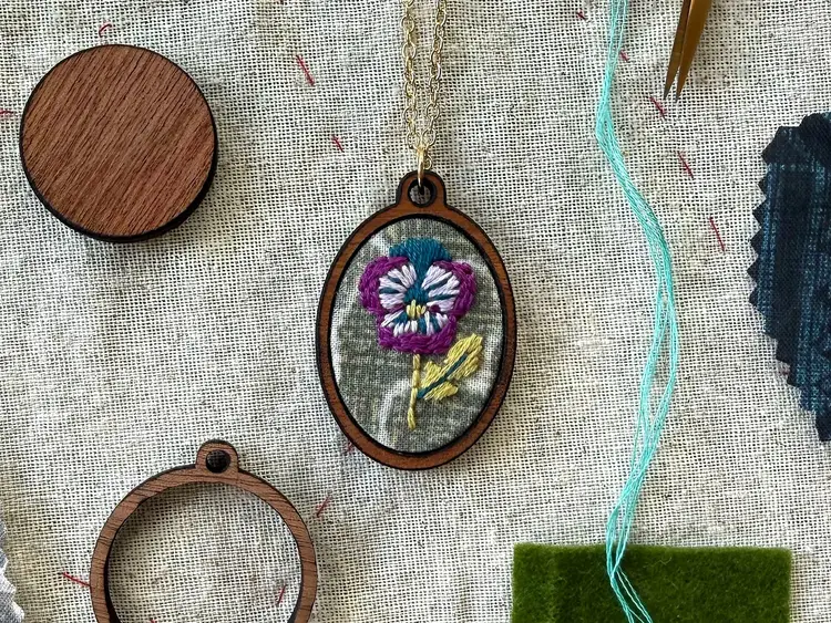Rikrack Pansy Embroidery Necklace Kit