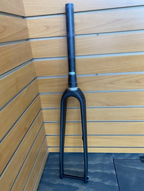 Alchemy All-Road Disc Carbon fork - 300mm steerer - 1.5" taper Alchemy All-Road Disc Carbon fork - 300mm steerer - 1.5" taper