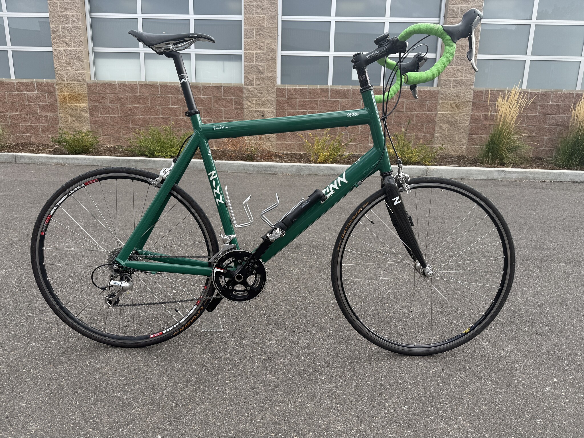 Used Magnesium road bike for 6 4 to 6 7 rider green