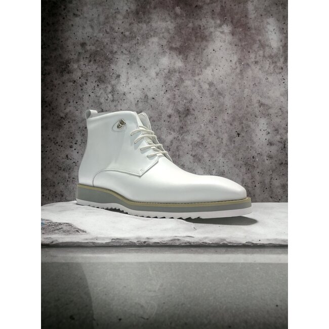 Carrucci Burnished Calfskin Lace-Up boot White