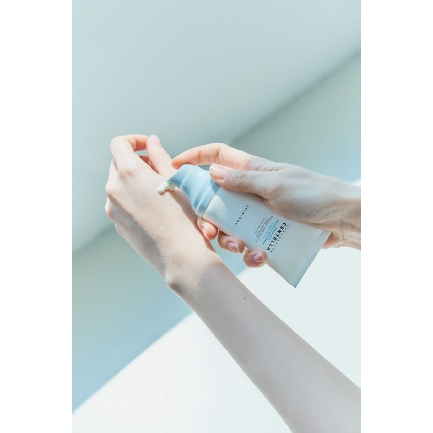 Skin1004 Protector solar liquido Skin1004 Hyalu-Cica FPS 50+ 50 ml