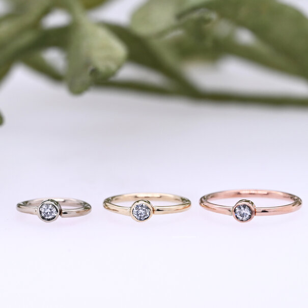 FGR 18g w/ Bezel-Set 2mm Moissanite