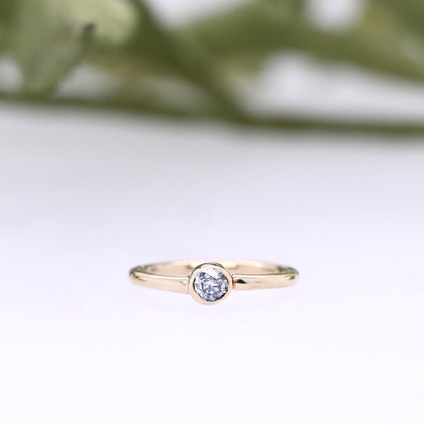 FGR 18g w/ Bezel-Set 2mm Moissanite