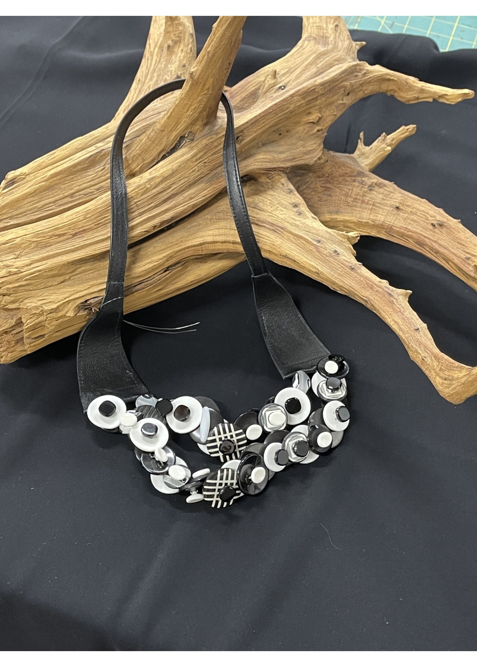 NECKLACE AC01-4727-22 Black leather  & White/blk button necklace