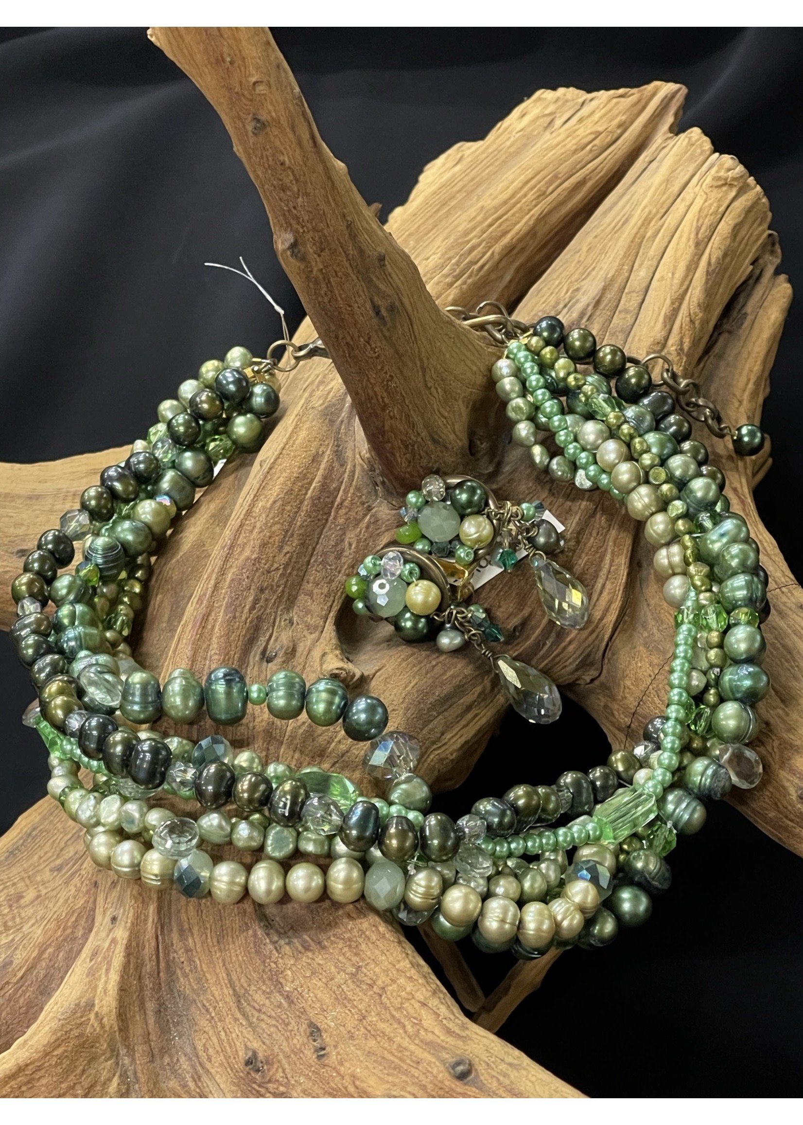 AC01-4620-21 Green pearls & crystal necklace