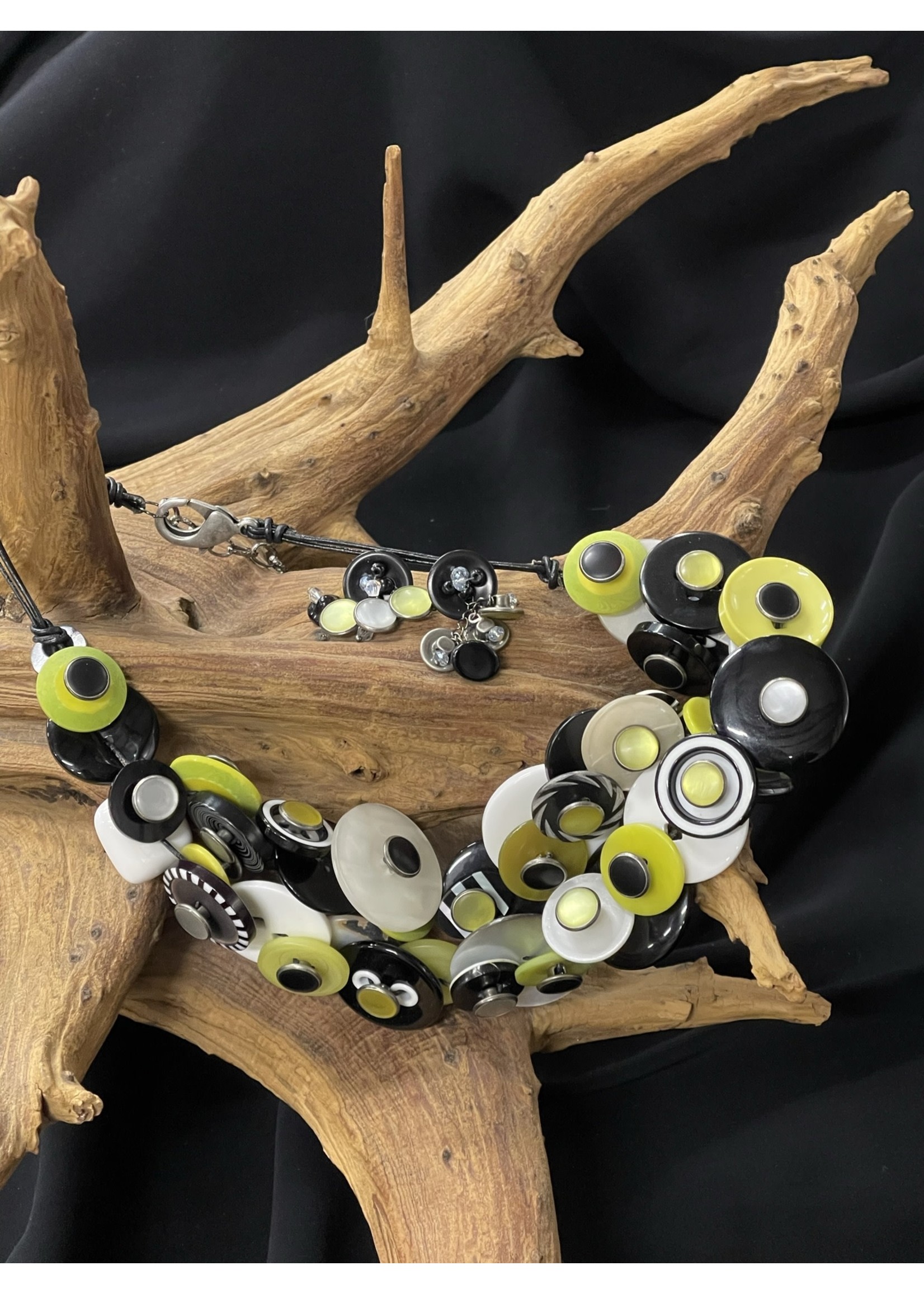 NECKLACE AC01-4703-22 Yellow, Black & white button on leather necklace