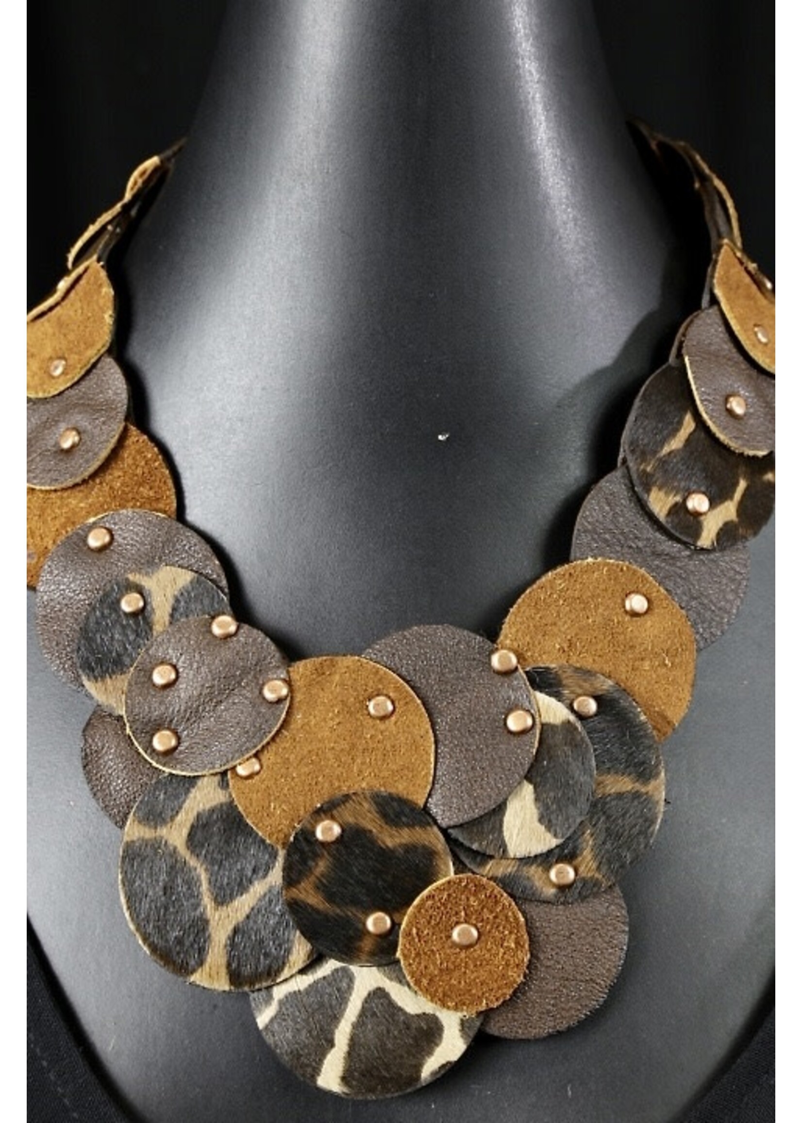 AC01-4466-20 Leopard Print Leather Dots Necklace
