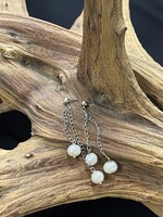 AC01-4406-20 White pearls and silver chain danggle earrings