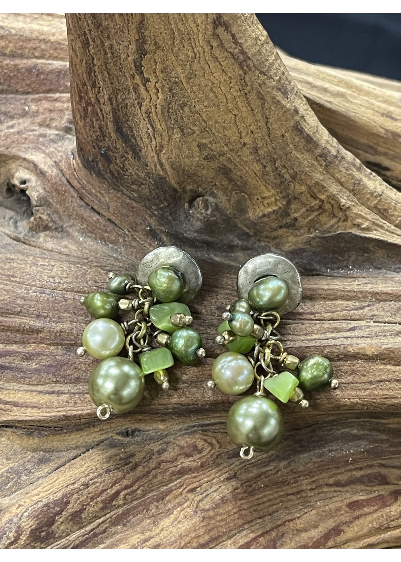 AC01-3868-18 Green cluster pearls earrings on post