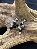 AC01-2488-14 Black and white pearl cluster post earrings