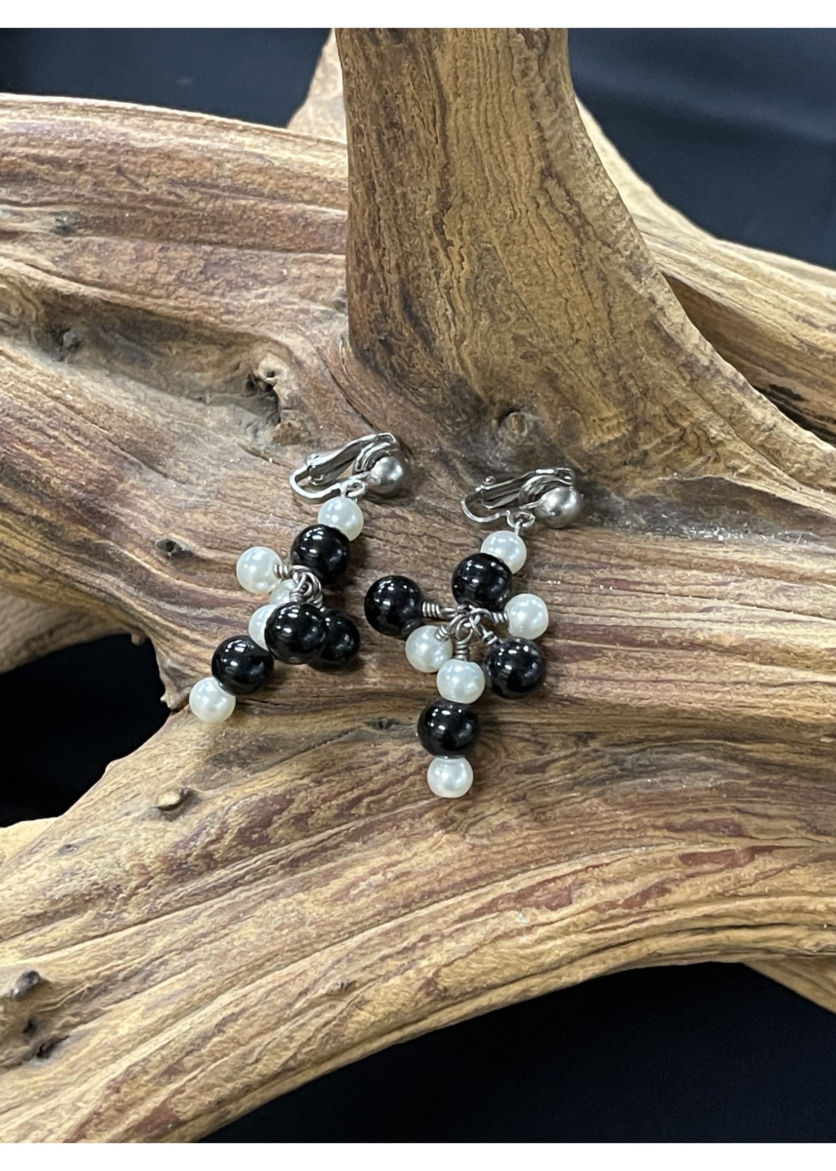 AC01-2488-14 Black and white pearl cluster post earrings