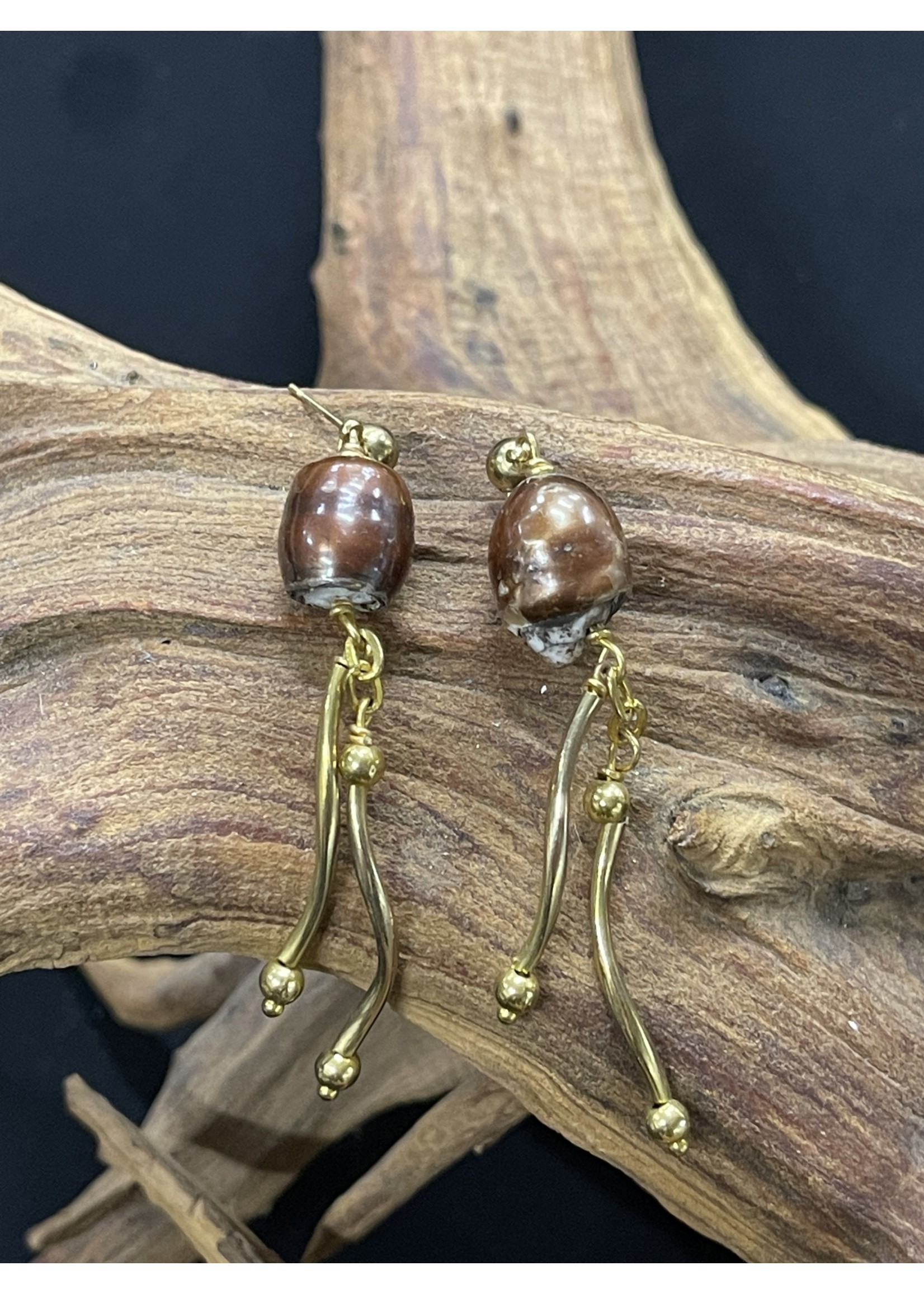 AC01-3546-17 Gold tubing & brown baroque pearl dangle earring on post