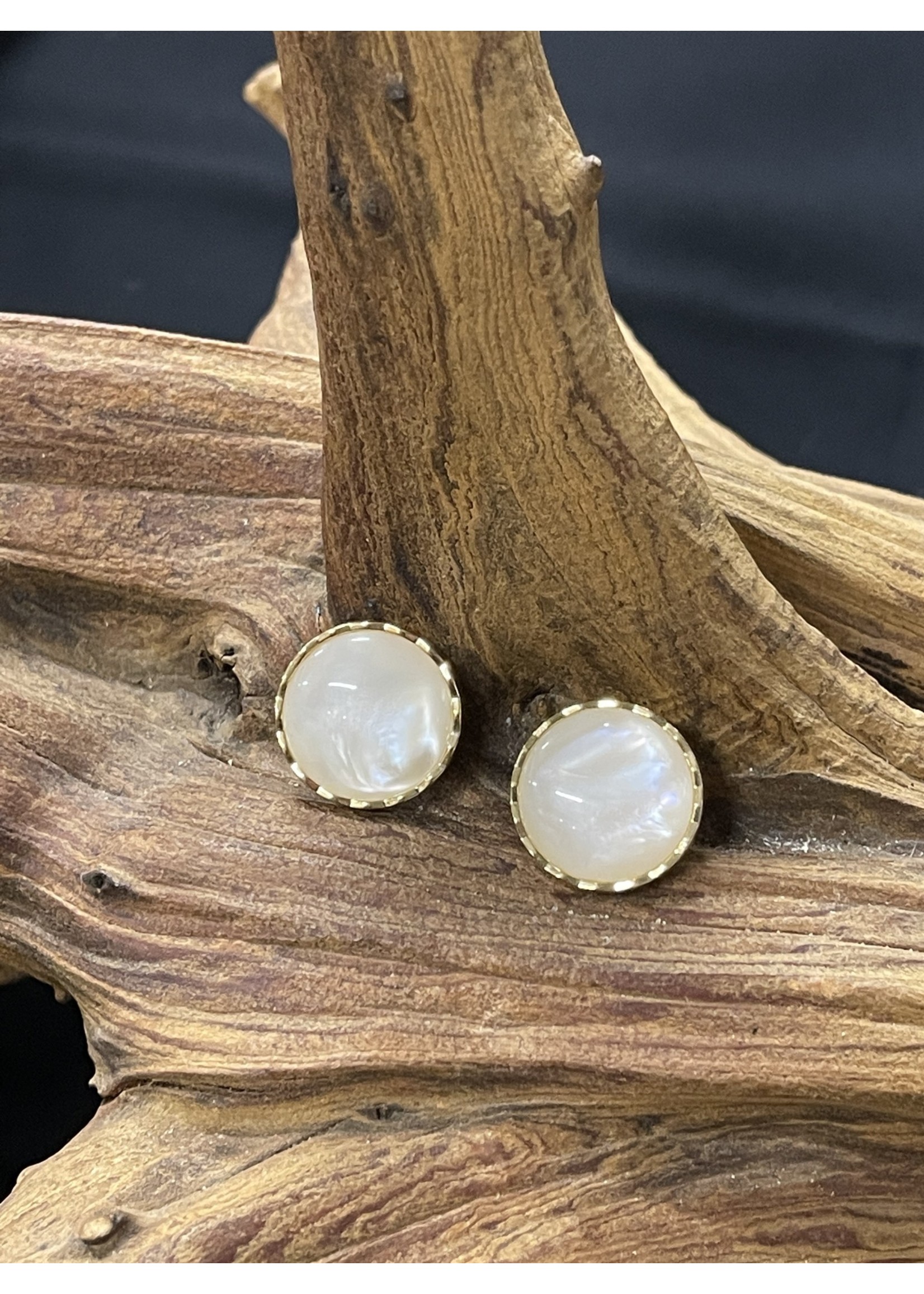 AC01-4208-19 White mother of pearl & gold post earrings