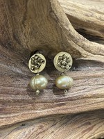 AC01-4493-20 Gold & Pearl post earrings