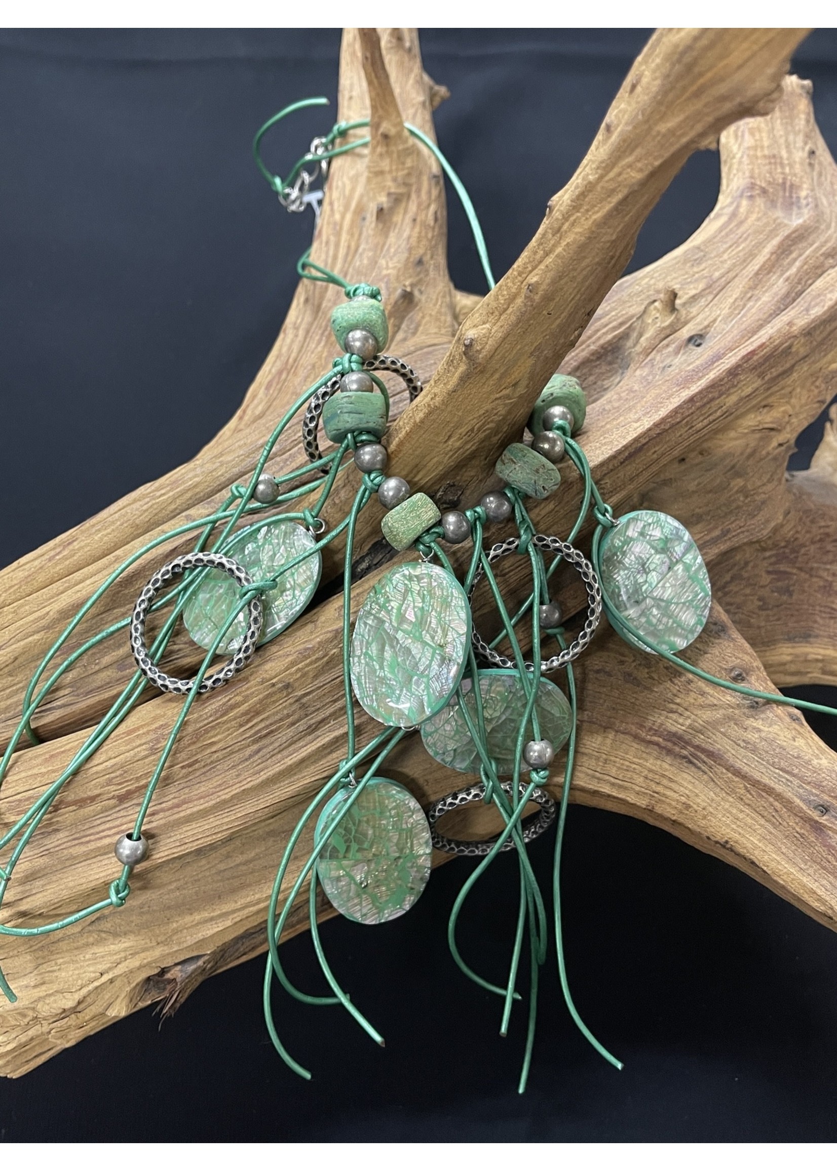 AC01-4114-19 Green leather, shells & silver disc necklace