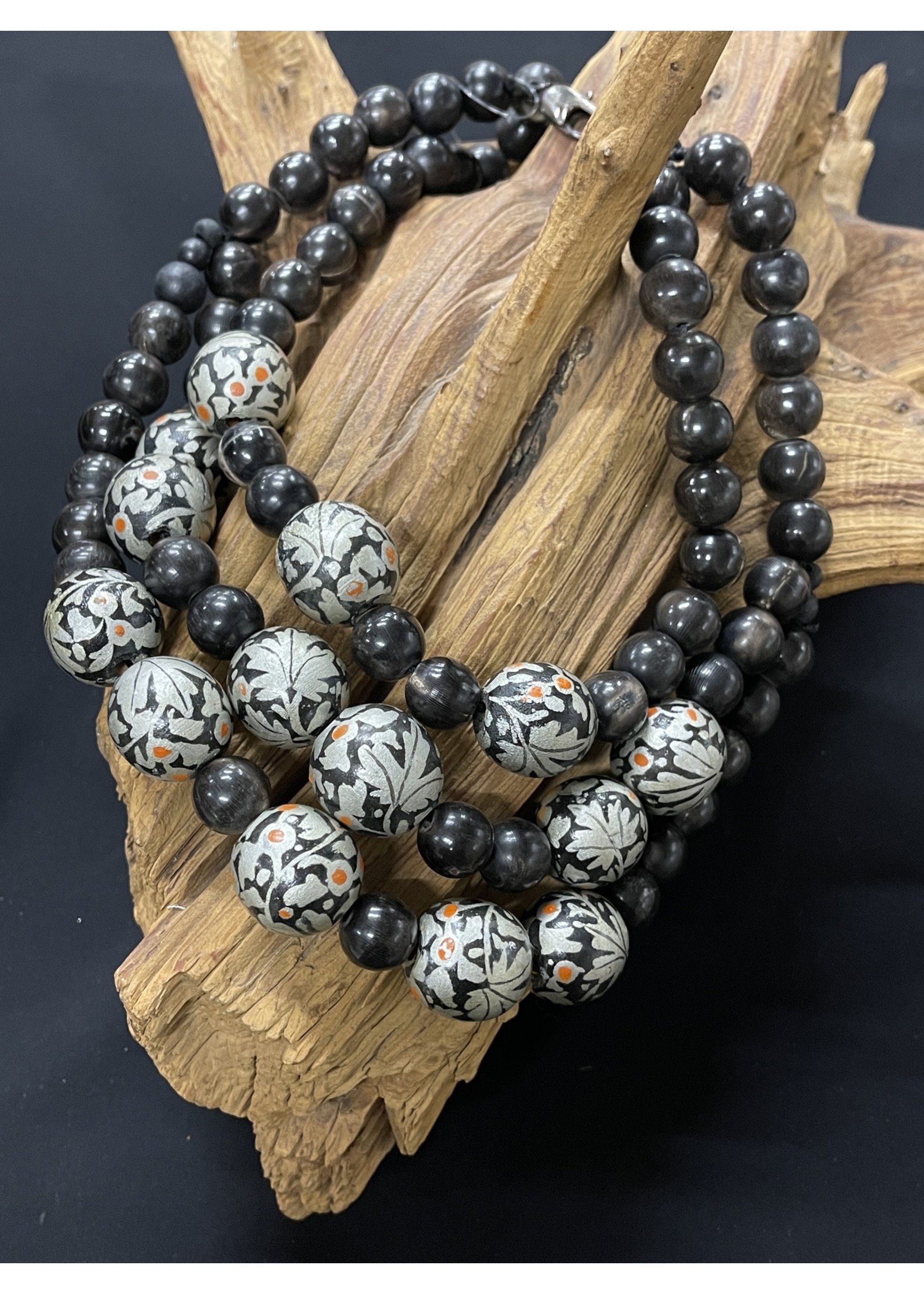 AC01-4235–19 Black horn & handpainted wood balls necklace