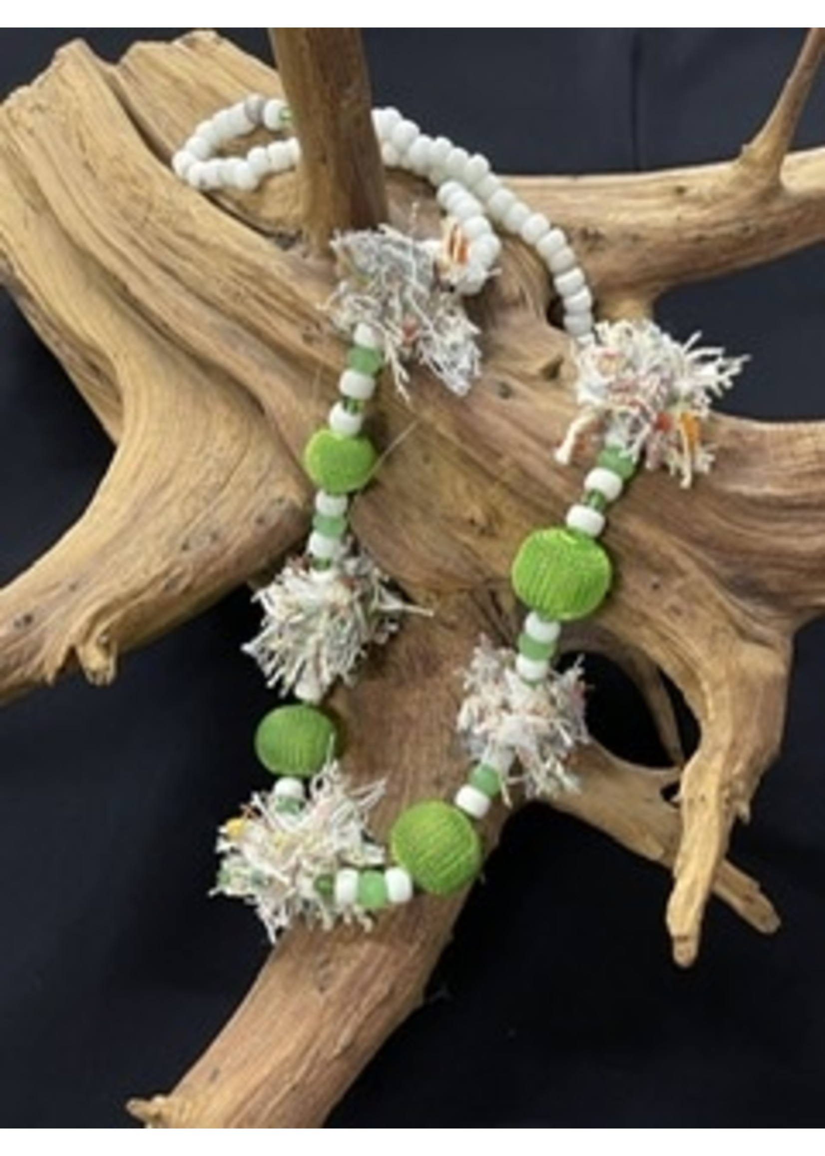 AC01-4819-23 Off white & green Long Necklace