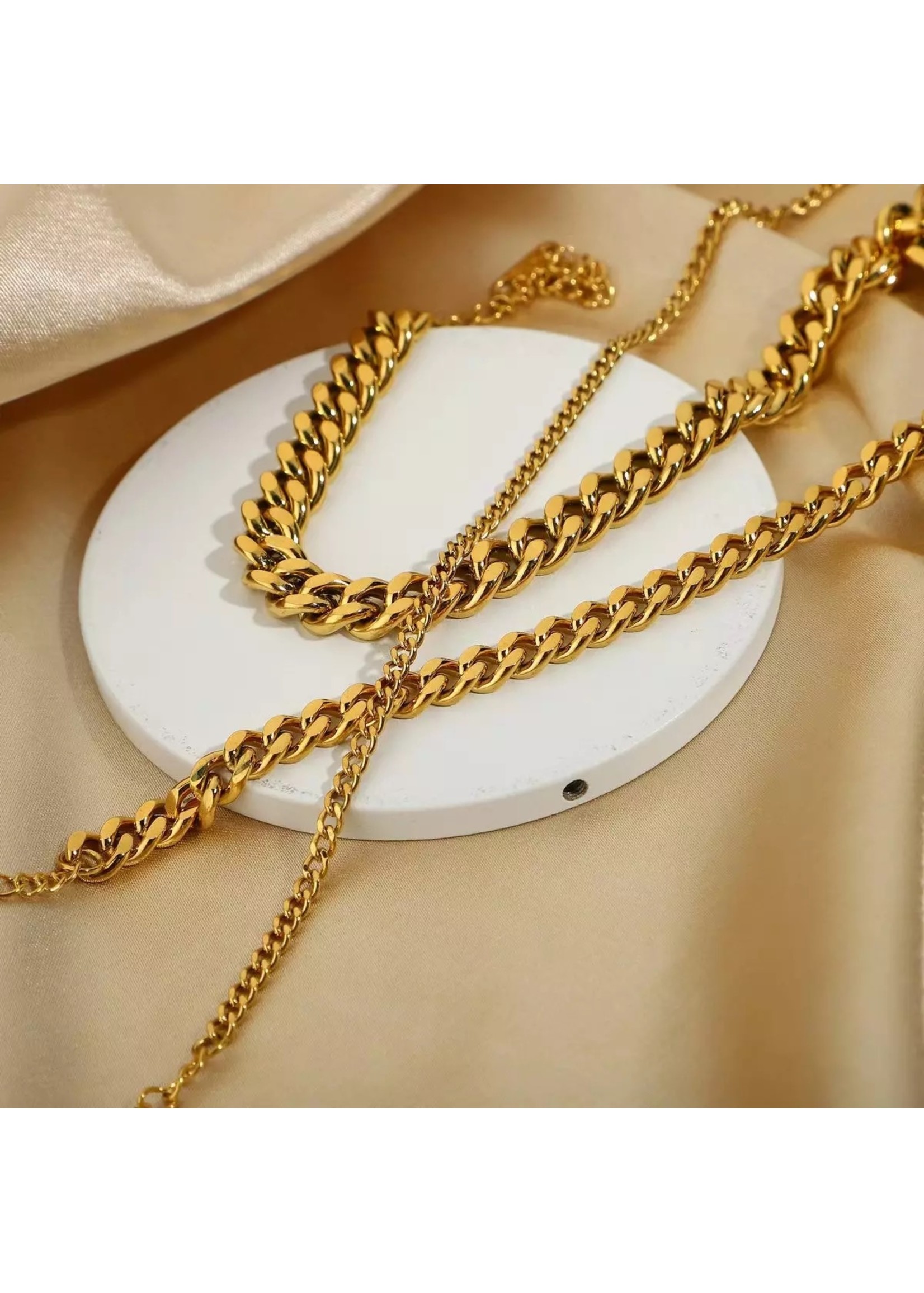 Medium thick chain anklet